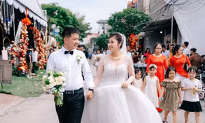 Cặp đôi nhà sát vách lấy nhau, đám cưới khách ngồi nhầm tiệc, bỏ nhầm phong bì