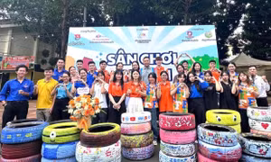 Học sinh hào hứng trang trí lốp xe, chống rác thải nhựa