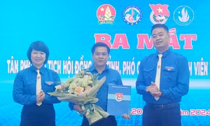 Anh Lô Văn Toản (giữa) nhận Quyết định và hoa của lãnh đạo Tỉnh Đoàn Lạng Sơn. (ảnh: Duy Chiến)