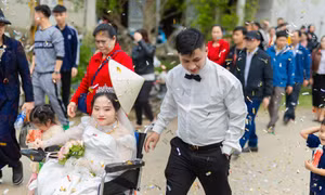 Chú rể Thanh Hóa đẩy xe đưa vợ vào hôn trường: 'Cuối cùng cũng đón được cô ấy'