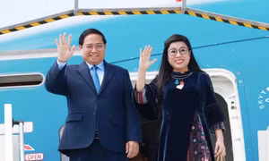 Thủ tướng Phạm Minh Chính và Phu nhân đến sân bay quốc tế Cotê d’Azur Nice. Ảnh: TTXVN