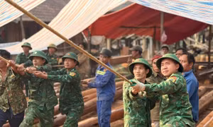 Thanh niên, chiến sĩ biên phòng giúp người dân xóa nhà tạm