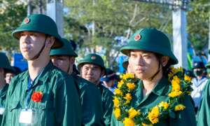Nữ cử nhân kế toán tình nguyện viết đơn nhập ngũ