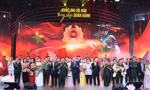 Tổng Bí thư Tô Lâm dự giao lưu nghệ thuật ‘Khắc ghi lời Bác - vang nhịp quân hành’