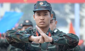 Hàng nghìn quân nhân trẻ rèn tập chào mừng ngày trọng đại của Trường Sĩ quan Lục quân 1