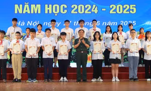 Tuyên dương học sinh tiêu biểu là con em bộ đội