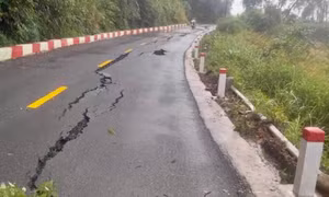 Sau mưa lớn, hàng chục mét đường trên Quốc lộ 24 'nứt toác'