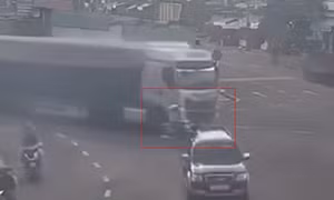 Thót tim cảnh người đàn ông bò ra ngoài sau khi bị ô tô đầu kéo cuốn vào gầm