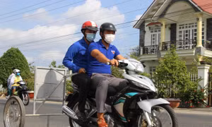  Phó Bí thư xã Đoàn chế xe hút đinh chỉ vài trăm nghìn, giúp người dân đi đường an toàn