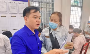 Áo xanh An Giang 'phủ sóng' trung tâm hành chính, hỗ trợ làm thủ tục số