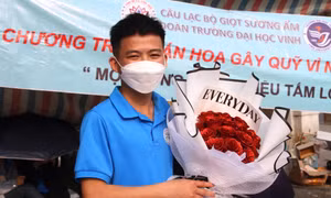 Nhiều đoàn viên bán hoa dịp 8/3 gây quỹ vì người nghèo