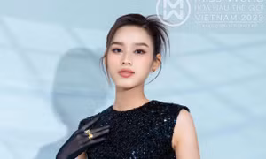 Chẳng cần diện giày cao gót, Hoa hậu Đỗ Thị Hà vẫn khoe được đôi chân dài trứ danh