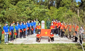 Tuổi trẻ Đắk Nông hướng nghiệp cho học sinh, trồng cây, thu gom rác