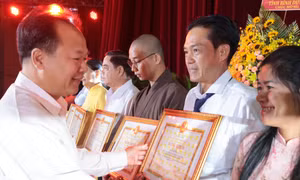'Hiệp sĩ hút đinh' ở Bình Dương được tuyên dương gương tiêu biểu làm theo lời Bác