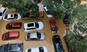 Thành phố Thái Nguyên ngập nặng, hàng chục ô tô chìm trong 'biển nước'