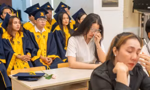 Xúc động chiếc ghế trống trong lễ tốt nghiệp và tấm bằng nhận thay