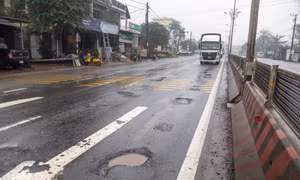 Quốc lộ 1 dày đặc 'ổ gà', xe phải né lách, lấn làn rất nguy hiểm