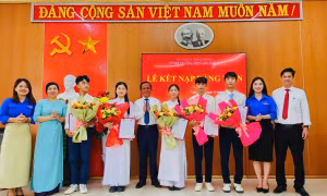 71 học sinh tuổi 18 ở Quảng Trị được kết nạp Đảng đúng dịp kỷ niệm ngày sinh Bác Hồ