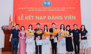 Năm học sinh ưu tú được kết nạp Đảng 