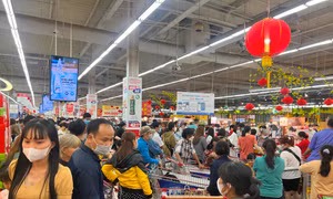 Người TPHCM 'chôn chân' trong siêu thị, rồng rắn đi sắm Tết tới nửa đêm 
