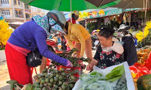 Bán 500 đĩa trầu cau/ngày, tiểu thương kiếm tiền triệu dịp Tết