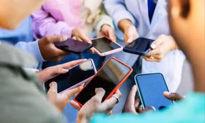 Với chiếc smartphone trên tay, bạn trẻ rơi vào sống “ảo” nhiều hơn