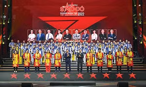 Ông Võ Văn Thưởng - Ủy viên Bộ Chính trị, Thường trực Ban Bí thư; ông Trần Tuấn Anh - Ủy viên Bộ Chính trị, Trưởng Ban Kinh tế T.Ư trao giải thưởng Sao Đỏ năm 2022 cho các doanh nhân trẻ xuất sắc 