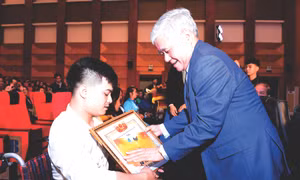 Ông Đỗ Văn Chiến, Bí thư T.Ư Đảng, Chủ tịch Ủy ban T.Ư MTTQ Việt Nam trao khen thưởng gương thanh niên khuyết tật tiêu biểu. Ảnh: Xuân Tùng