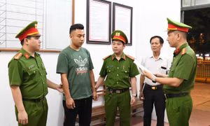 Phú Thọ: Bắt khẩn cấp 2 đối tượng khai thác khoáng sản trái phép