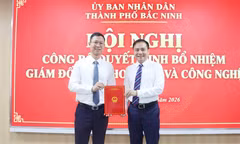 Phó Chủ tịch UBND thành phố Bắc Ninh Đào Thanh Trường (bên phải) trao quyết định bổ nhiệm cho ông Thân Trung Kiên.