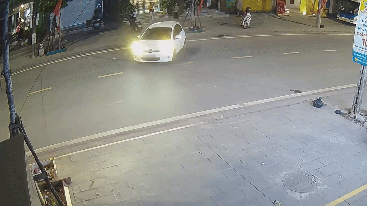 Clip: Xe máy điện phóng nhanh trượt ngã tông vào ô tô
