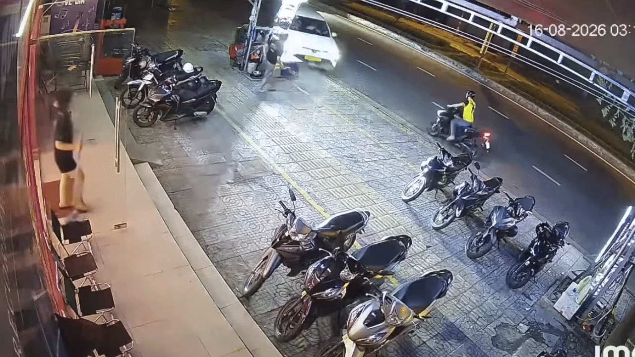 Clip: Xe 7 chỗ leo vỉa hè, tông dồn loạt xe máy vào gốc cây