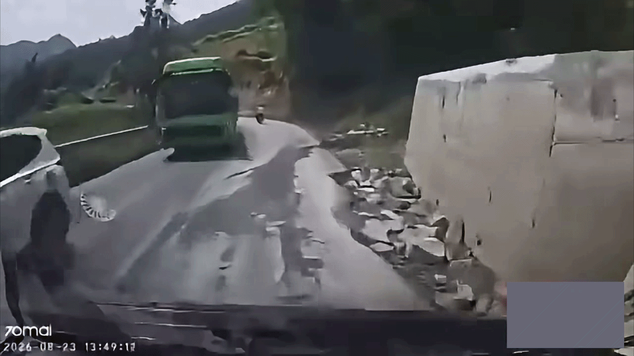 Clip: Xe khách vượt ẩu, đâm ô tô con rồi lao vào vách núi