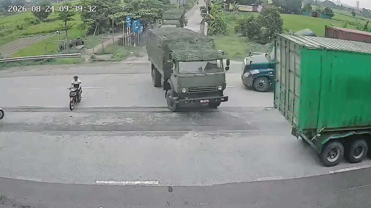 Clip: Xe container đâm phải xe tải đang rẽ