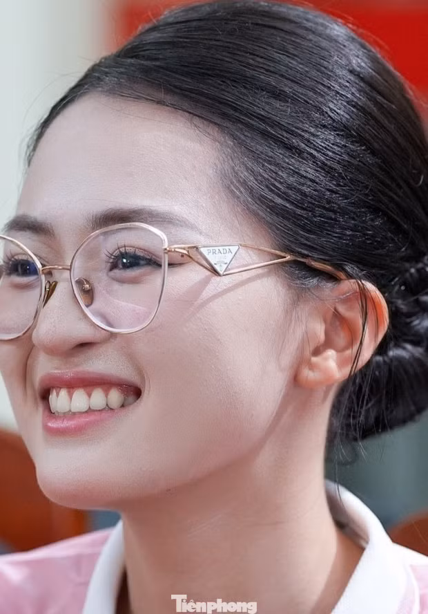 Thí sinh Hoa hậu Việt Nam nấu ăn, lau dọn Trung tâm Điều dưỡng người có công Hải Phòng