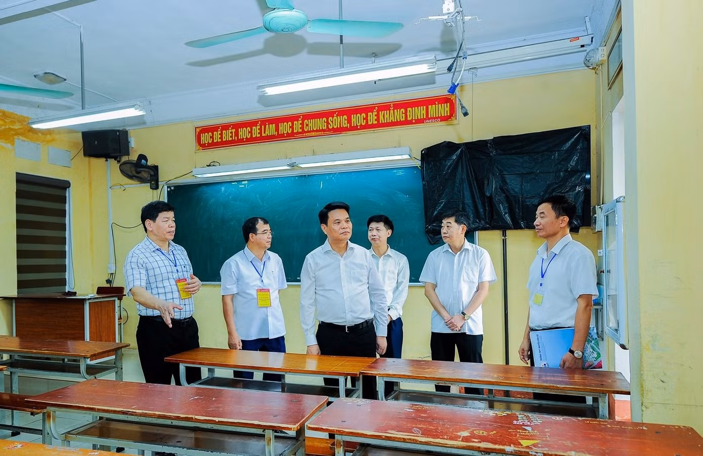 Bí thư Thành ủy Hải Phòng và đoàn công tác kiểm tra phòng thi và phòng nghỉ ngơi của cán bộ làm nhiệm vụ. Ảnh: Thành Chung
