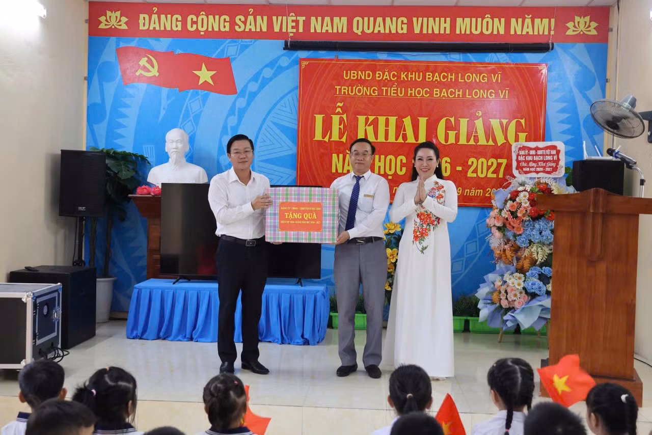 UBND Đặc khu Bạch Long Vĩ phối hợp với Bộ Chỉ huy quân sự thành phố và các đoàn thể tặng quà cho thầy và trò Trường tiểu học Bạch Long Vĩ dịp khai giảng năm học mới.
