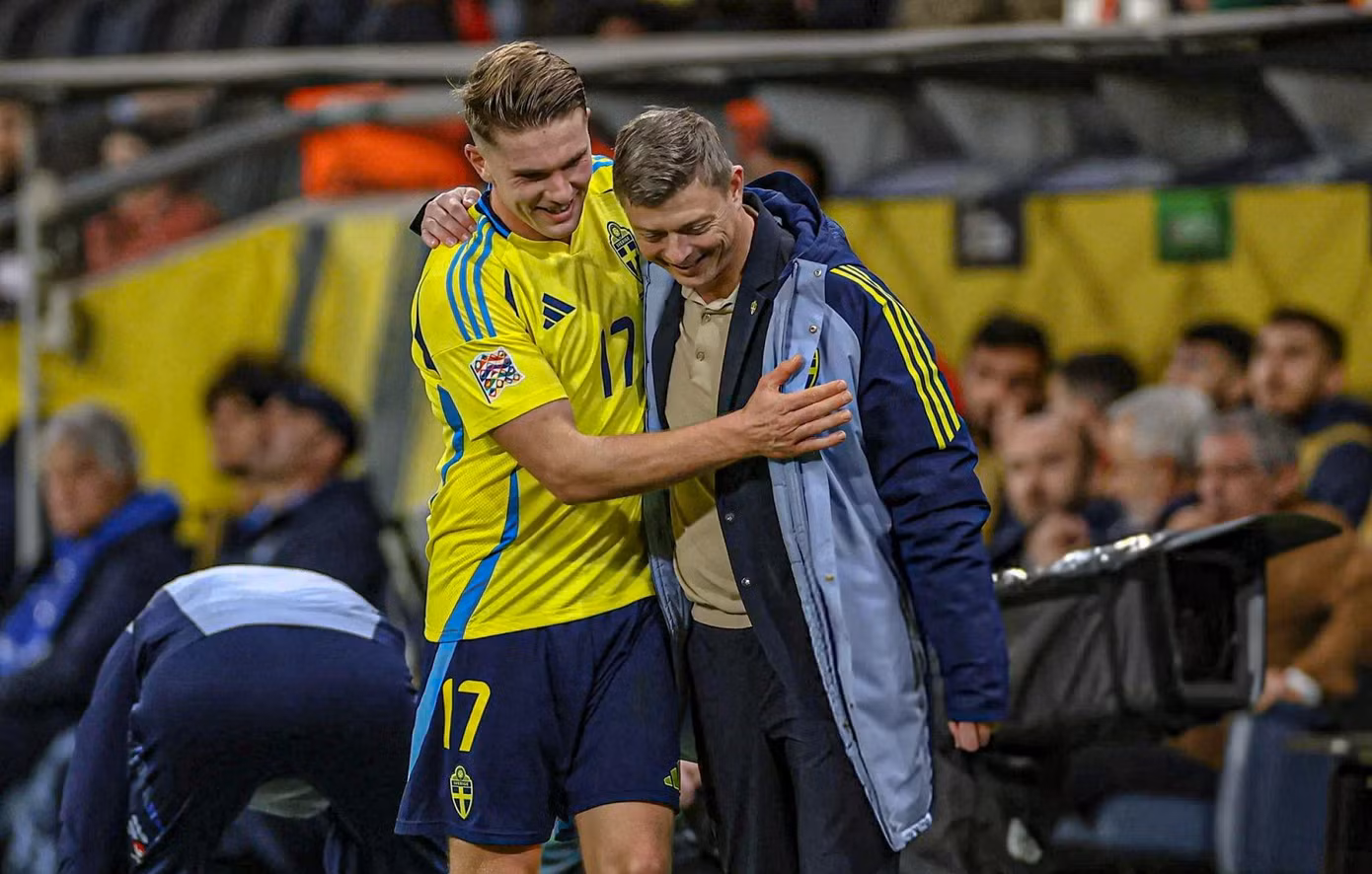 sweden-head-coach-jon-dahl-tomasson-with-viktor-gyokeres.jpg