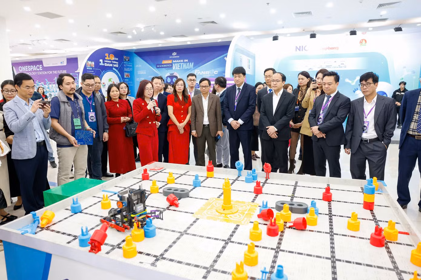 Các đại biểu tham quan khu vực trải nghiệm.