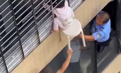 6 cư dân giải cứu bé gái ba tuổi bị treo lơ lửng bên ngoài căn hộ tầng 12