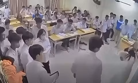 Hà Nội: Bắt giữ khẩn cấp nam sinh đánh cô giáo giữa lớp
