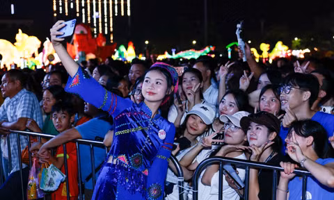 Các cô gái Hoa hậu Việt Nam giữa biển người ở lễ hội Thành Tuyên