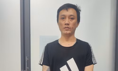 Người đàn ông cầm gậy đập vỡ kính xe tải giữa đường ở TPHCM