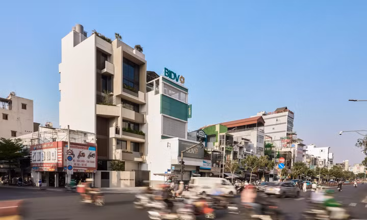Nhà phố 7 tầng ngập tràn ánh sáng và cây xanh