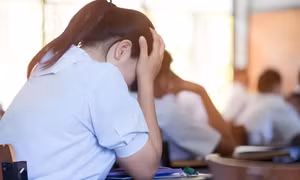 Tại sao trẻ có thể nói với nhiều người xa lạ trên mạng nhưng lại ‘đóng cửa’ với chính cha mẹ mình?