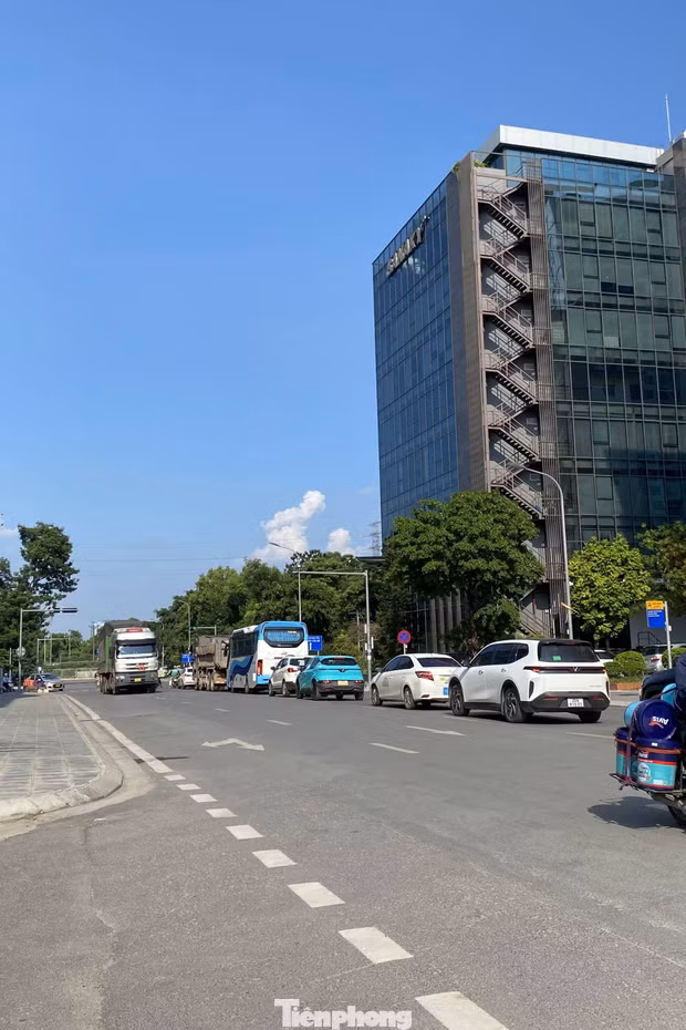 Hà Nội: Nắng nóng 'thiêu đốt' ở tuyến phố không còn cây xanh sau cải tạo 