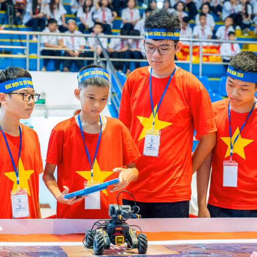 Thanh thiếu nhi ứng dụng AI chế tạo robot