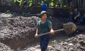 Hiện trường tìm kiếm hài cốt liệt sĩ trong vườn nhà dân ở Gia Lai