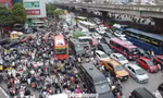 Khách Việt đang ngần ngại mua ô tô chạy xăng, dầu