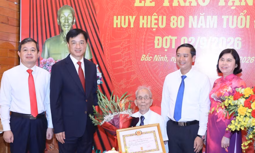 Ủy viên Bộ Chính trị, Bí thư Trung ương Đảng, Trưởng Ban Tổ chức Trung ương Nguyễn Duy Ngọc trao Huy hiệu 80 năm tuổi Đảng cho đảng viên Nguyễn Thanh Mậu.